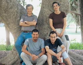 מימין: ד"ר איילת וילן, פרופ' דוד כאהן, ד"ר אוליבר סייטז ופרופ' אנטווין קאהן. אלקטרוניקה אורגנית